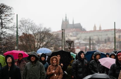 Minuto de silencio este sábado en Praga por las víctimas del tiroteo del jueves pasado. 