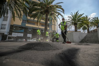 A cleaning crew sent from Tenerife clears the ash from a square in Los Llanos.