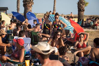 Asistentes al festival en el paseo Marítimo de la playa del Arenal de Burriana este lunes.