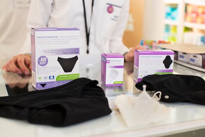 Los productos menstruales reutilizables disponibles en las farmacias catalanas a partir de la campaña 'Mi regla, mis reglas': unas bragas, una copa y una compresa.