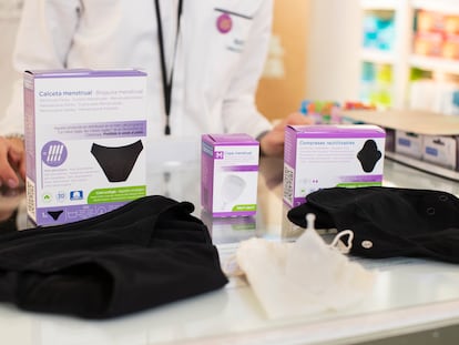 Los productos menstruales reutilizables disponibles en las farmacias catalanas a partir de la campaña 'Mi regla, mis reglas': unas bragas, una copa y una compresa.