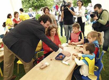 El vicepresidente de la Xunta, Anxo Quintana, juega con unos niños en la fiesta de las Galescolas.