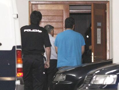 Fern&aacute;ndez Casti&ntilde;eiras, en el centro, y su hijo, con camiseta azul, a su llegada al juzgado tras la detenci&oacute;n del autor confeso del robo del &#039;C&oacute;dice&#039;.