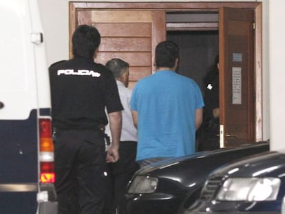 Fern&aacute;ndez Casti&ntilde;eiras, en el centro, y su hijo, con camiseta azul, a su llegada al juzgado tras la detenci&oacute;n del autor confeso del robo del &#039;C&oacute;dice&#039;.