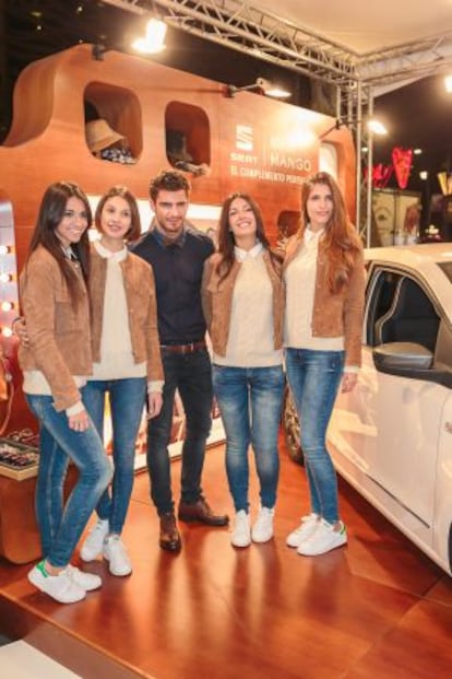 El actor Maxi Iglesias, que se pasó por The Shopping Night, acompañado de un grupo de azafatas.