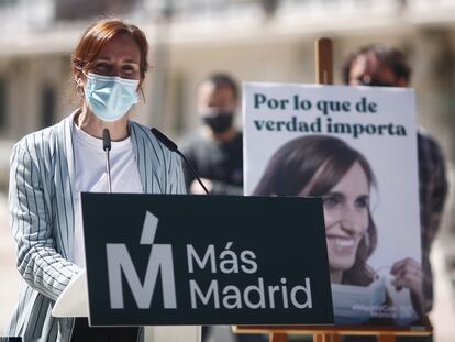 La candidata de Más Madrid, Mónica García, en la presentación de su cartel electoral en Alcorcón.