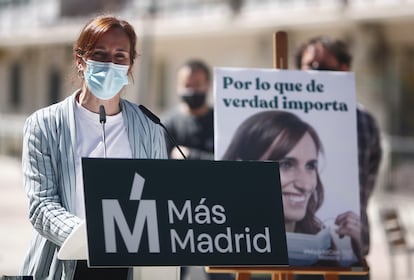 La candidata de Más Madrid, Mónica García, en la presentación de su cartel electoral en Alcorcón.