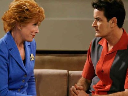 Holland Taylor y Charlie Sheen en una escena de 'Dos hombres y medio'.