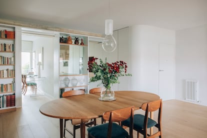 Antes, en esta zona del acceso había un vestíbulo y un pasillo que interrumpían la conexión entre el salón, la cocina, algunas habitaciones y la terraza interior. La mesa de comedor es un diseño de Hans J. Wegner y la lámpara de Mayice.