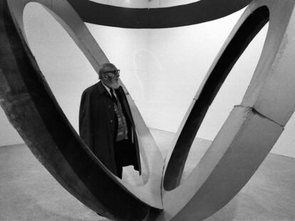 Bruce Nauman ante una de sus obras en la exposición del MNCARS.