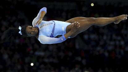 Ejercicio en el suelo de Simone Biles.