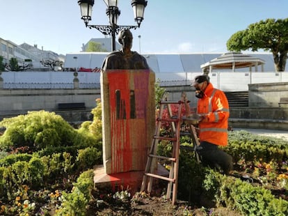 Un operario municipal limpia el busto de Fraga en Vilalba.