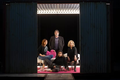 Los integrantes de la obra de teatro 'Prostitución'.Las actrices Carolinna Yuste, en el suelo, Nathalie Poza a la izquierda y Carmen Machi, a la derecha, junto al director Andrés Lima.
