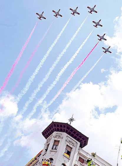 El desfile militar de hoy en Zaragoza ha contado con una exhibición aérea, favorecida por el buen tiempo a pesar de la amenaza previa de lluvia.