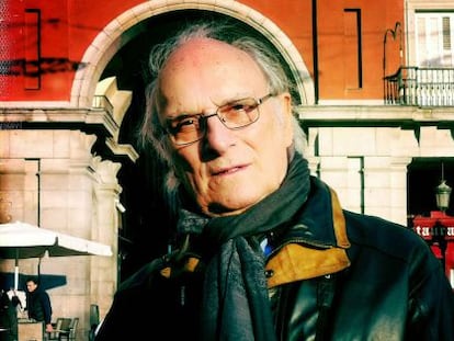 El director de cine Carlos Saura en la plaza Mayor de Madrid.