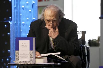 El escritor Rafael Sánchez Ferlosio en la presentación del primer volumen de sus ensayos completos.