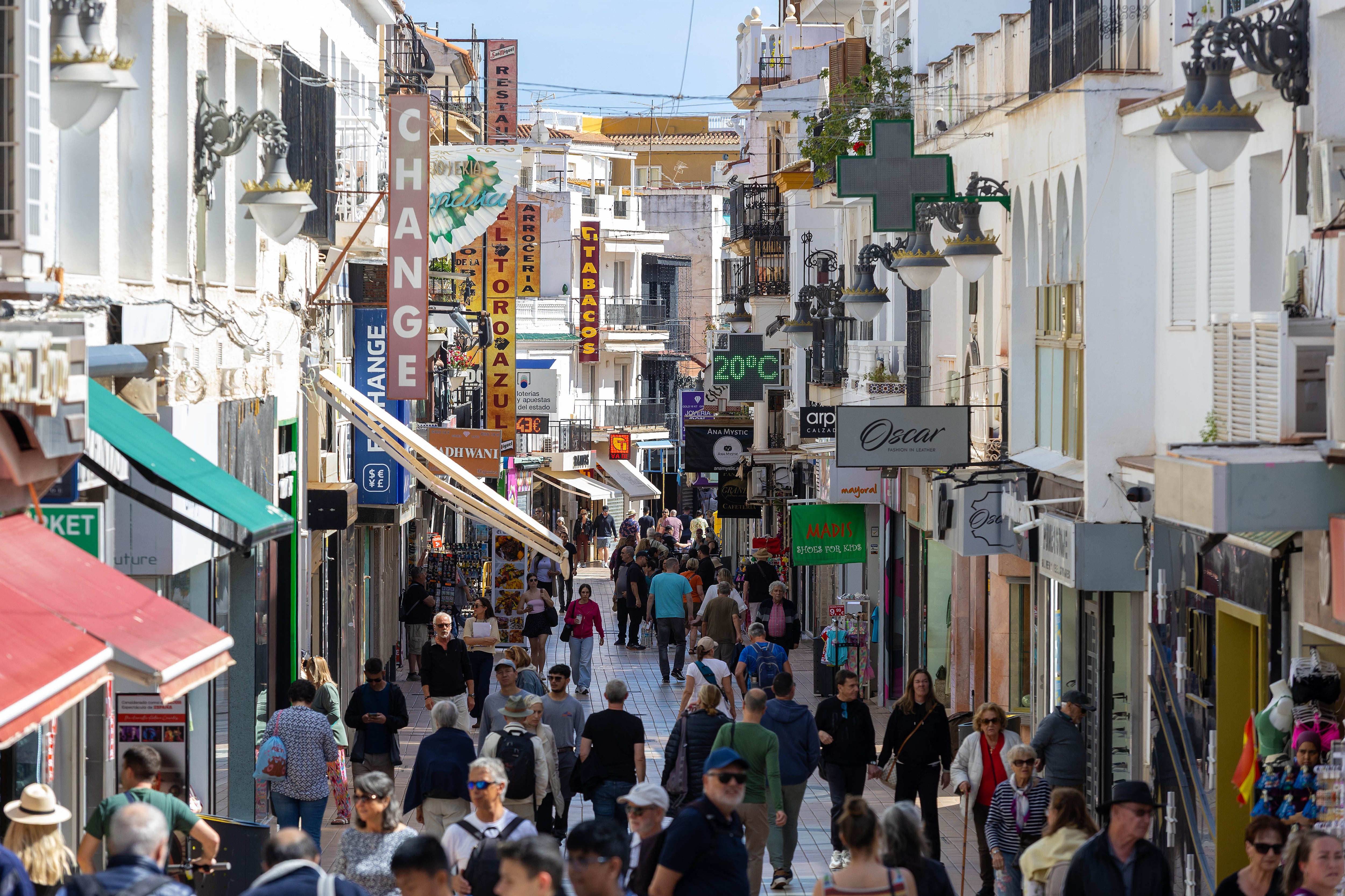 Estética urbana en Torremolinos, donde el ayuntamiento, además de la ropa tendida, prohíbe elementos como máquinas de aire acondicionado o rótulos.