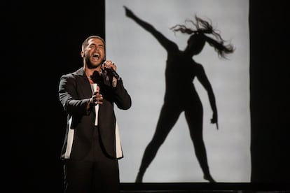  St. Pedro en el escenario interpretando 'Dos Extraños (Cuarteto de Cuerda)' durante la segunda semifinal del Benidorm Fest 2024. Ha obtenido 164 puntos