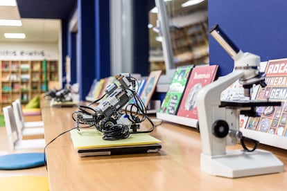 Un microscopio y un robot escolar en la biblioteca del colegio de Corvo.