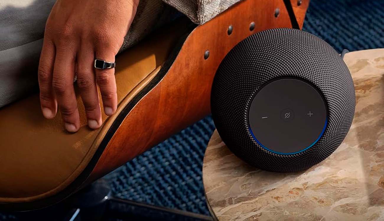 Altavoz Echo Studio en una mesa