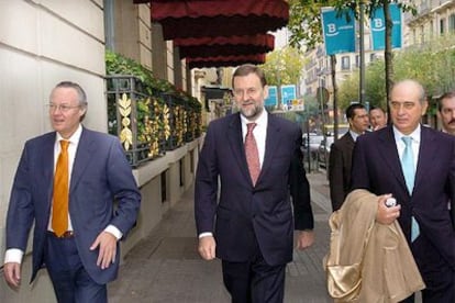 Mariano Rajoy, junto a Jorge Fernández Díaz (derecha) y Josep Piqué, a su llegada al foro Tribuna Barcelona.