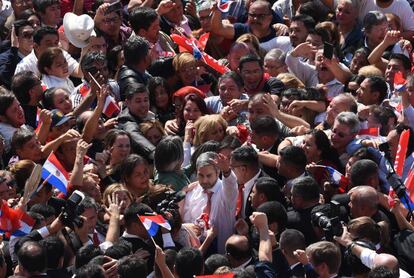El presidente de Paraguay, Mario Abdo Benítez, rodeado de simpatizantes tras la rueda de prensa.