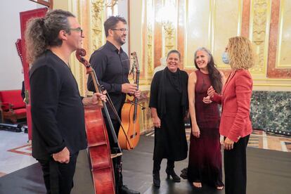 Meritxell Batet (a la derecha) conversa con la bailaora María Pagés (a su derecha) e integrantes de su centro coreográfico, este viernes en el Congreso.