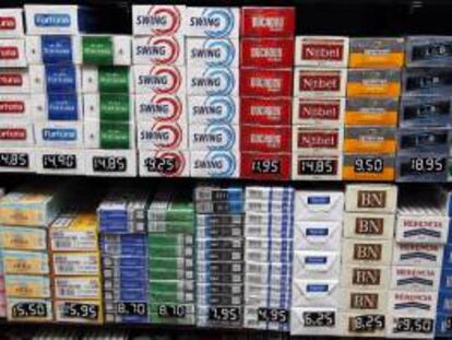 En la imagen, diversas marcas de tabaco con sus precios en un estanco. EFE/Archivo