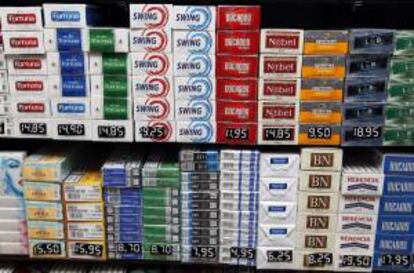 En la imagen, diversas marcas de tabaco con sus precios en un estanco. EFE/Archivo