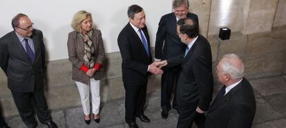 El presidente del Gobierno, Mariano Rajoy, saluda al presidente del Banco Central Europeo, Mario Draghi.