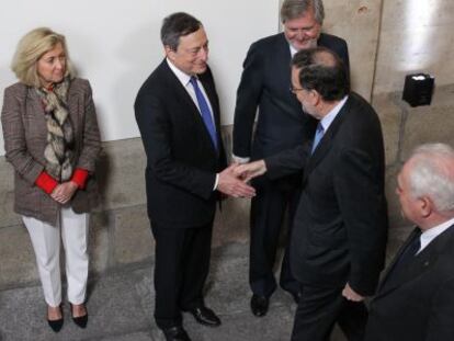 El presidente del Gobierno, Mariano Rajoy, saluda al presidente del Banco Central Europeo, Mario Draghi.