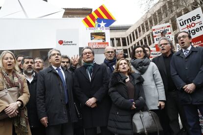 Francesc Homs, acompanyat de l'expresident de la Generalitat Artur Mas i de la consellera de la Presidència de la Generalitat, Neus Munté, entre d'altres, a la plaça del Rey de Madrid.