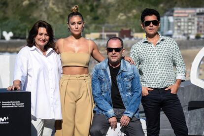 De izquierda a derecha, Adelfa Calvo, Blanca Suárez, Carlos Sedes y Pablo Molinero. durante la presentación de la película 'El verano que vivimos', este domingo en San Sebastián.