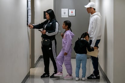 Una familia migrante en el tribunal de inmigración de Estados Unidos en Manhattan, el 12 de septiembre de 2025.