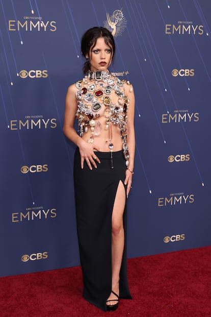 Jenna Ortega, protagonista de la serie de Tim Barton 'Miércoles', fue sin ninguna duda la más original de la noche con este 'look' de Givenchy, compuesto por un top realizado con grandes piedras y una falda larga negra.