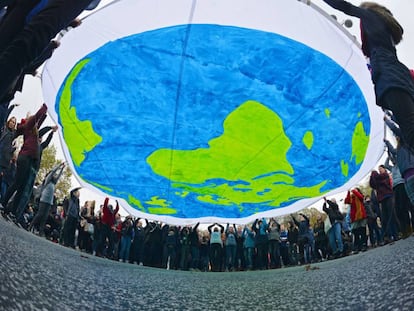 Activistas se manifiestan durante la jornada inaugural de la COP23 en Bonn.  