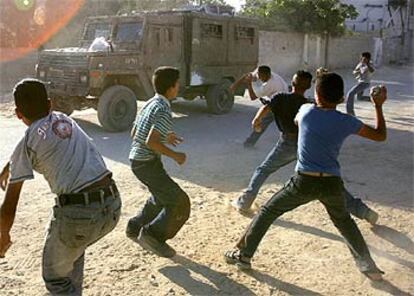 Niños palestinos lanzan piedras al Ejército israelí en el campo de Balata (Cisjordania).