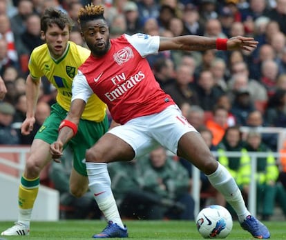 Alex Song protege la pelota con Jonathan Howson a sus espaldas.