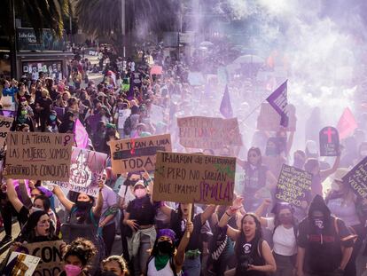 Mujeres marchan en las calles de Ciudad de México el 8 de marzo de 2022.