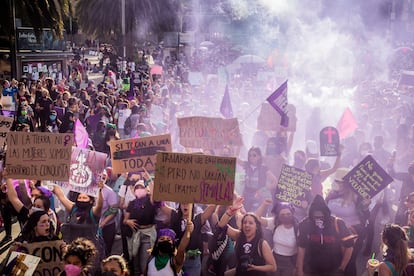 Mujeres marchan en las calles de Ciudad de México el 8 de marzo de 2022.