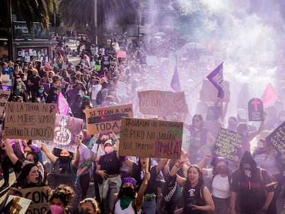 Mujeres marchan en las calles de Ciudad de México el 8 de marzo de 2022.