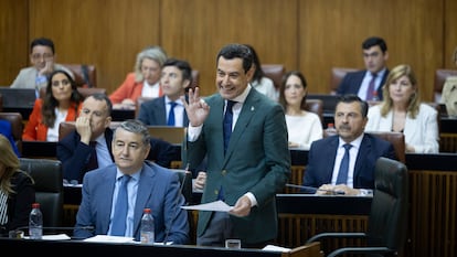El presidente de la Junta de Andalucía, Juan Manuel Moreno Bonilla, este jueves en la sesión de control en el Parlamento andaluz.