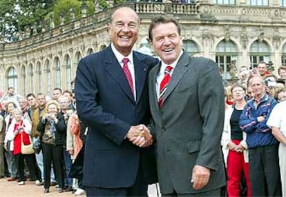 El presidente francés, Jacques Chirac, con el canciller, Gerhard Schröder, en la cumbre de Dresde celebrada el jueves.