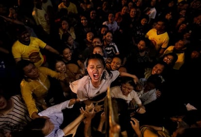 Una mujer bebe alcohol durante el festival anual 'Indra Jatra' para adorar a Indra, Kumari y otras deidades y para marcar el final de la temporada de los monzones en Katmandú (Nepal)