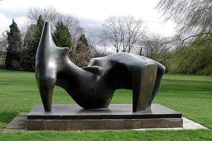 <i>Una figura tumbada </i>(1969-1970), de Henry Moore.