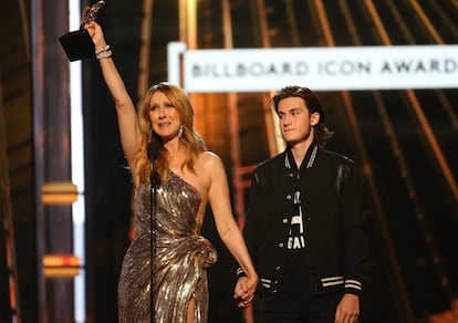 Celine Dion, emocionada, de la mano de Rene Charle, su hijo.