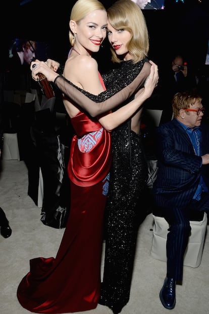 Taylor Swift y Jaime King, en la fiesta post-Oscar de Elton John.