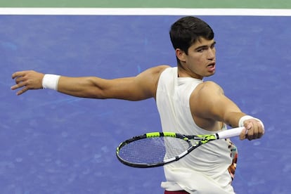 El tenista español Carlos Alcaraz devuelve la pelota al sudafricano Lloyd Harris.