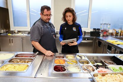 La nutricionista de la Real Sociedad, Virginia Santesteban, junto al cocinero del club, Jhony Porto.