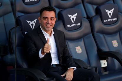 Xavi Hernández en el banquillo del Camp Nou tras finalizar su presentación como nuevo entrenador del FC Barcelona.